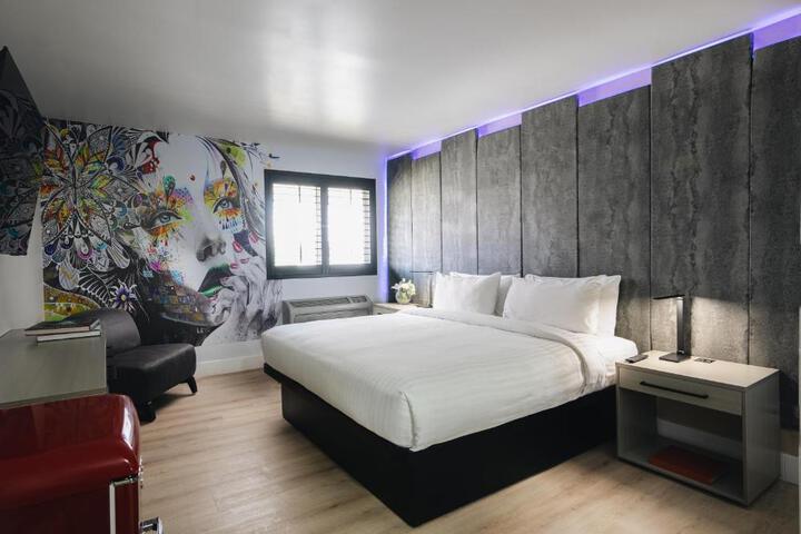1 King Bed (2 of 7)