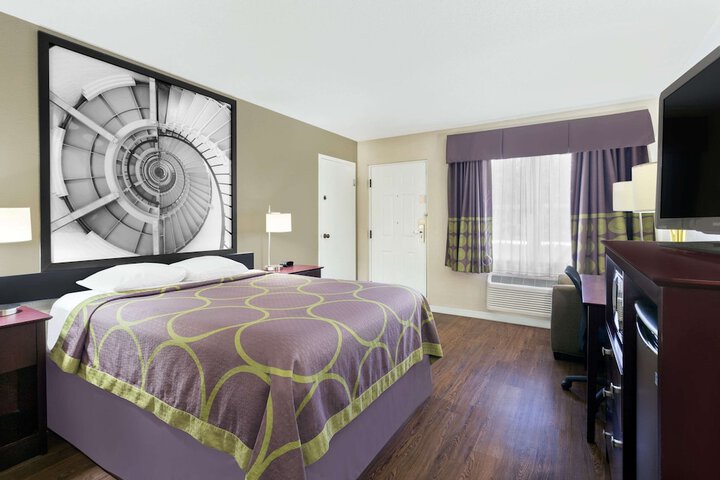 1 Queen Bed Mobility Hearing Impaired Accessible Room (14 of 14)