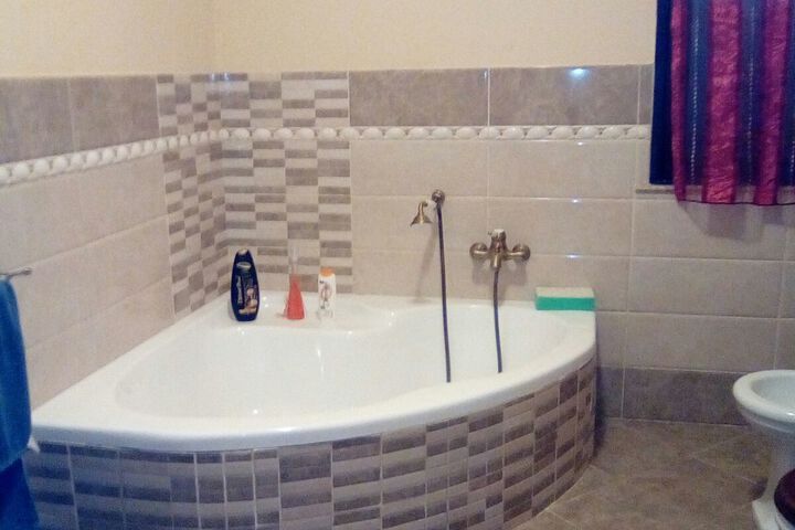 Room 4 of 16