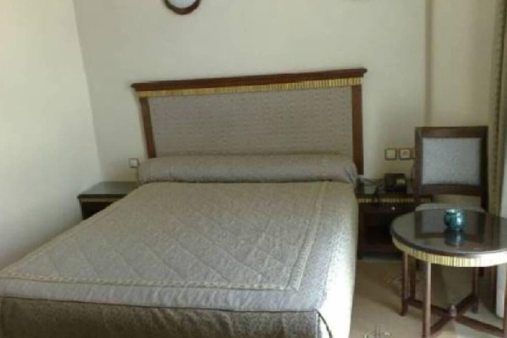 Room 9 of 18