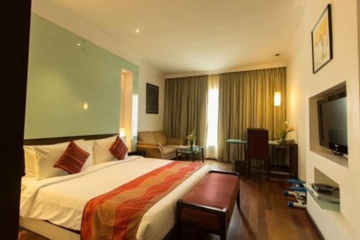 Room 6 of 28