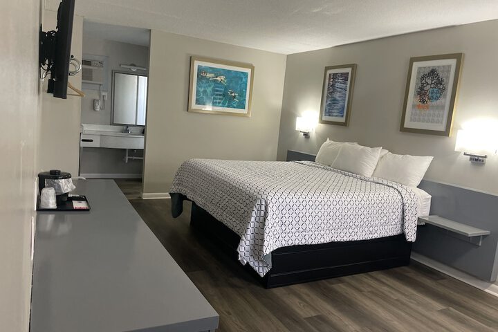 1 King Bed Ground Floor (4 of 24)