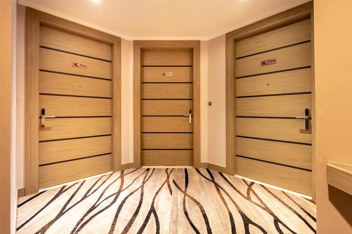 Room 27 of 117