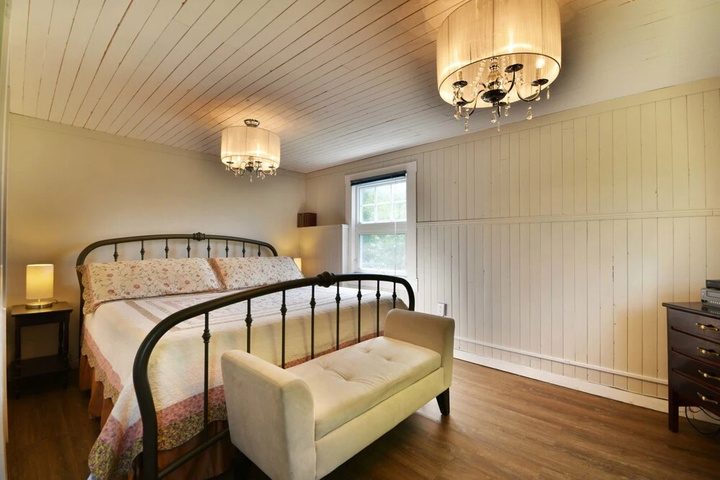Room 4 of 18
