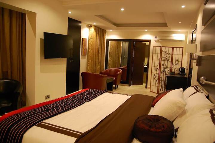 Room 11 of 27