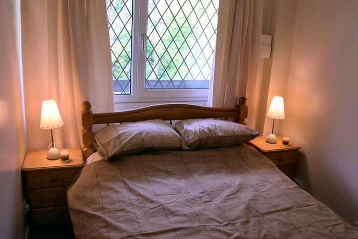 Room 4 of 8