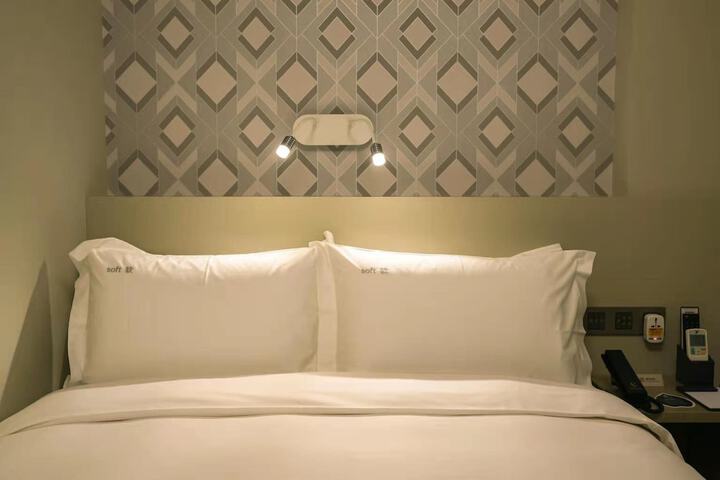Room 9 of 24