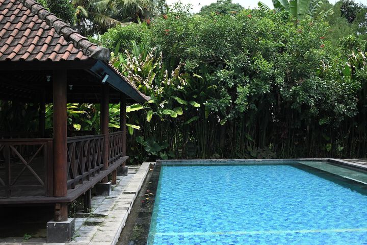 Hotel with Pool