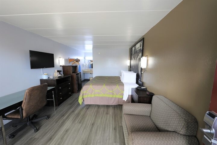 1 King Bed (5 of 14)