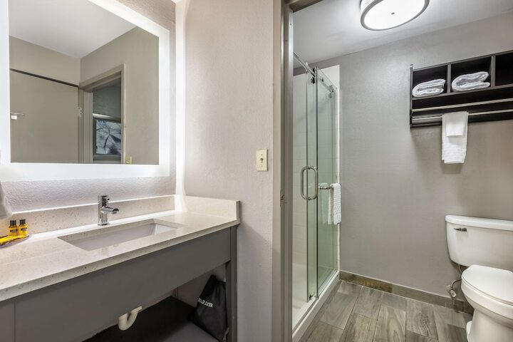 1 King Bed Microwave and Refrigerator WiFi Shower Only Full Breakfast (6 of 11)