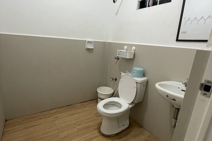 Room 6 of 12