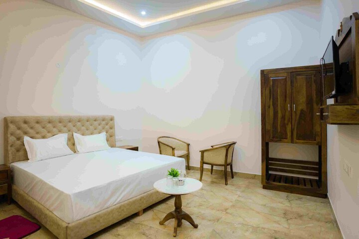 Room 5 of 11