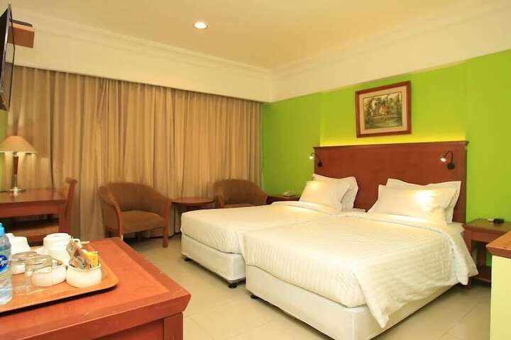 Room 5 of 8