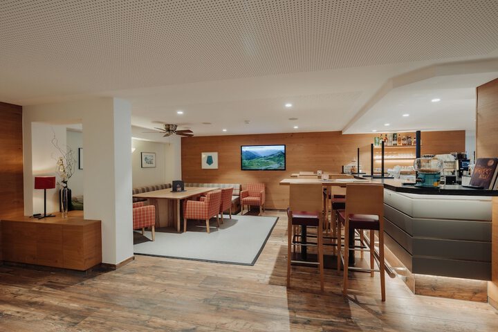 Lounge 56 of 63