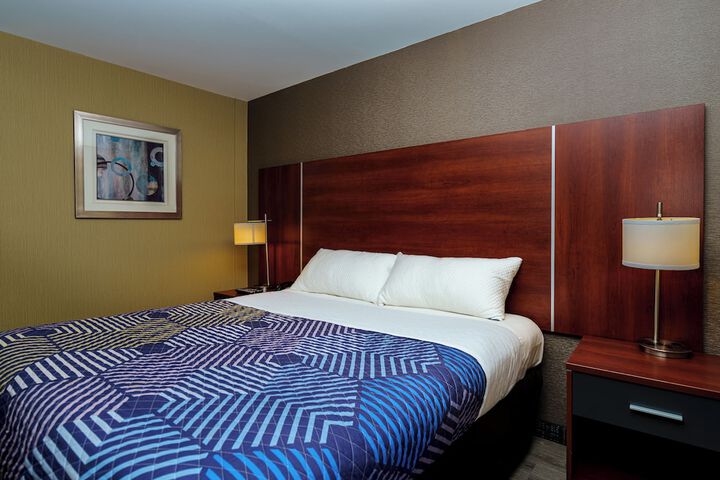 Business Suite King Bed (3 of 7)