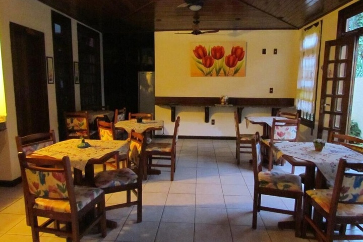 Dining 19 of 23