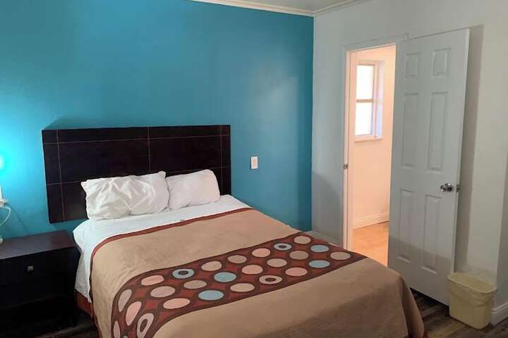Room 4 of 9
