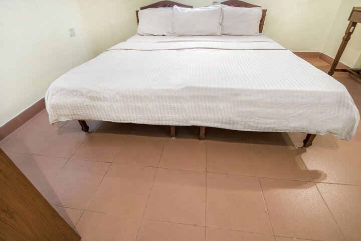 Room 4 of 12