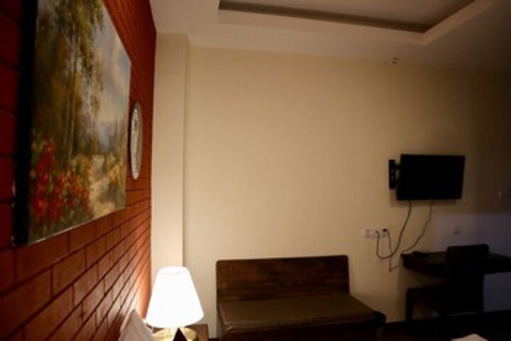 Room 4 of 32