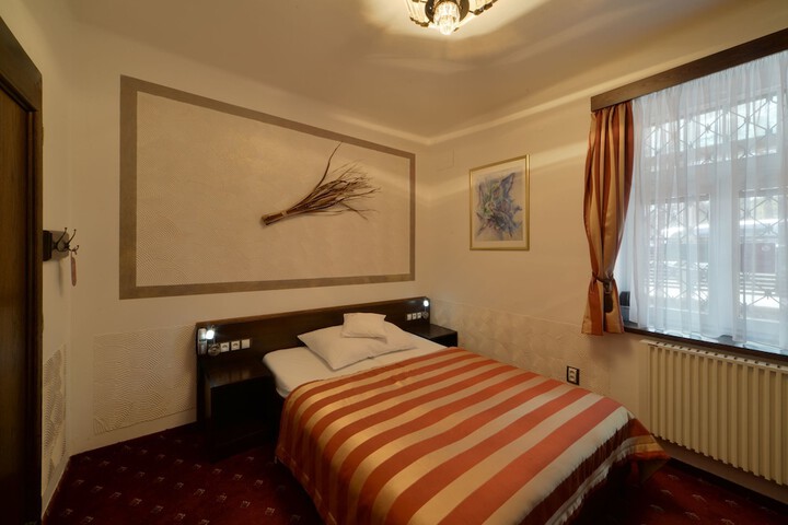 Room 18 of 145
