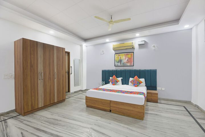 Room 17 of 28