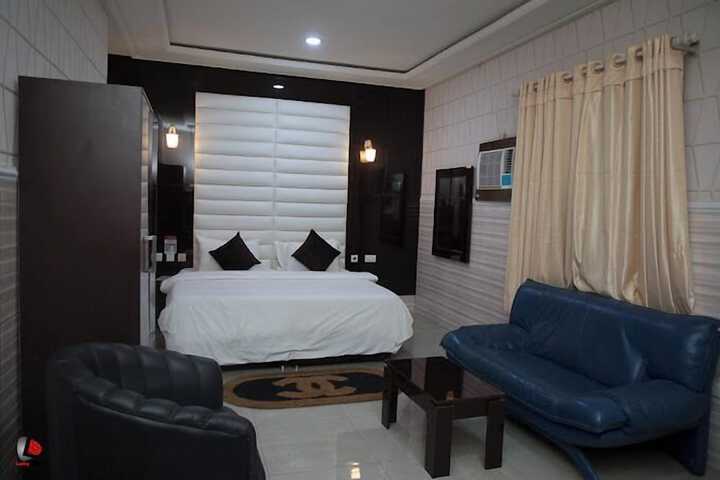 Room 34 of 76