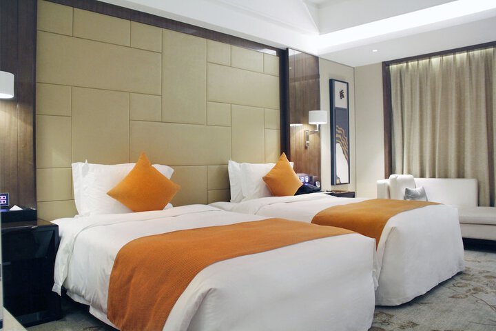 Room 8 of 90