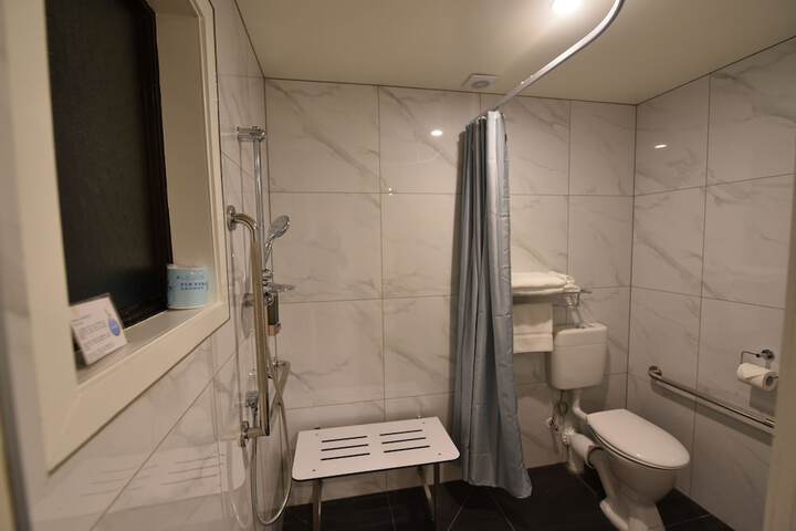 Room 46 of 82