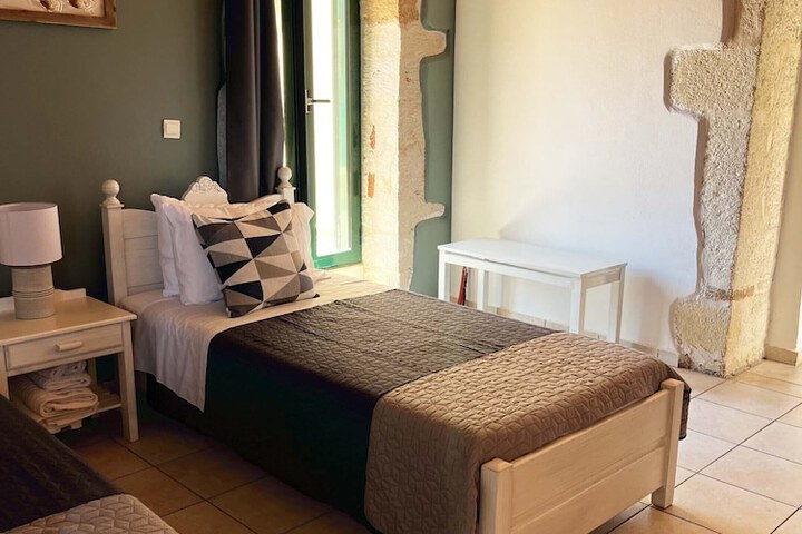Room 3 of 89