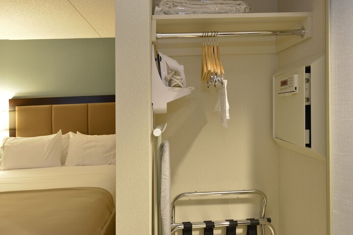 1 King Standard Accessible (5 of 17)