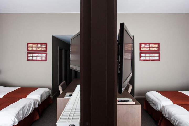 Room 10 of 31