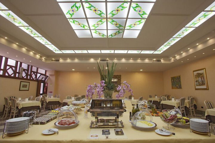 Breakfast/Coffee Service 100 of 128
