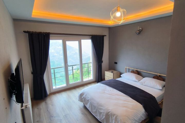 Room 6 of 16
