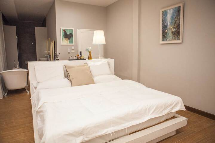 Room 9 of 48