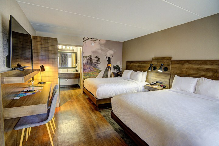 2 Queen Beds (11 of 15)