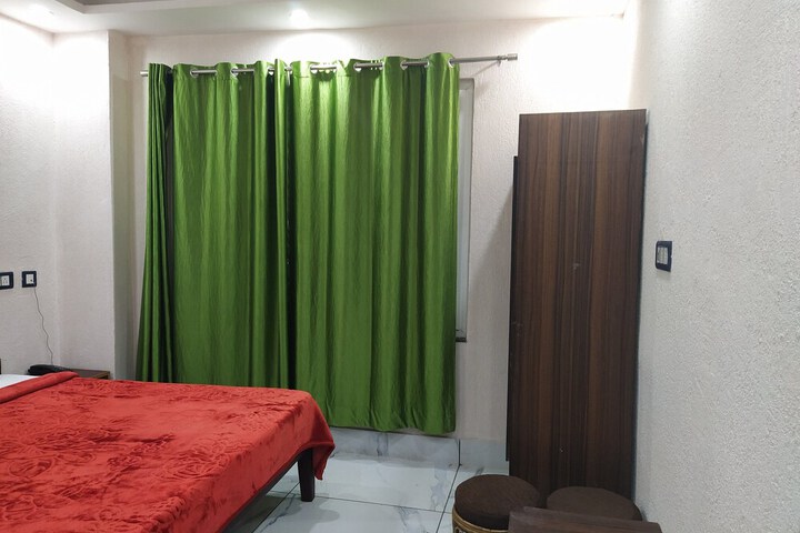 Room 17 of 34