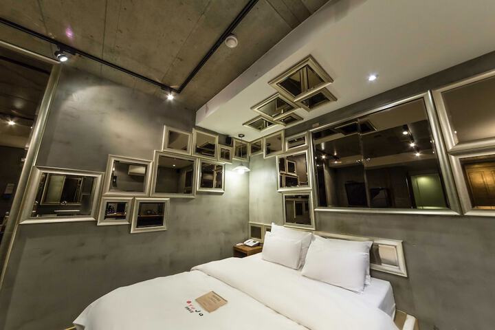 Room 3 of 95