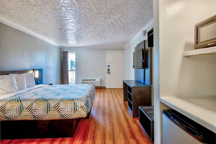 1 King Bed (11 of 18)