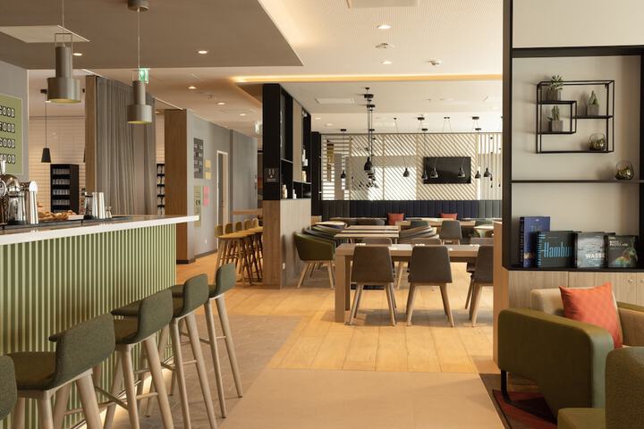 Lounge 72 of 104