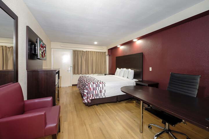 1 King Bed (10 of 21)