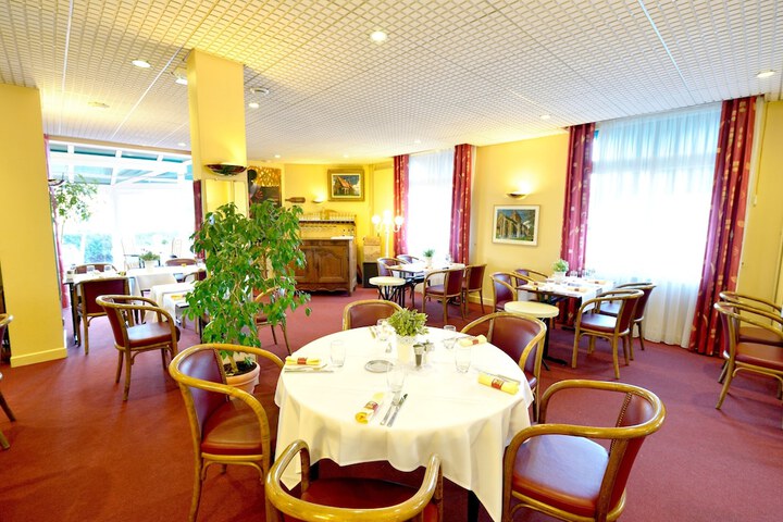 Dining 19 of 61
