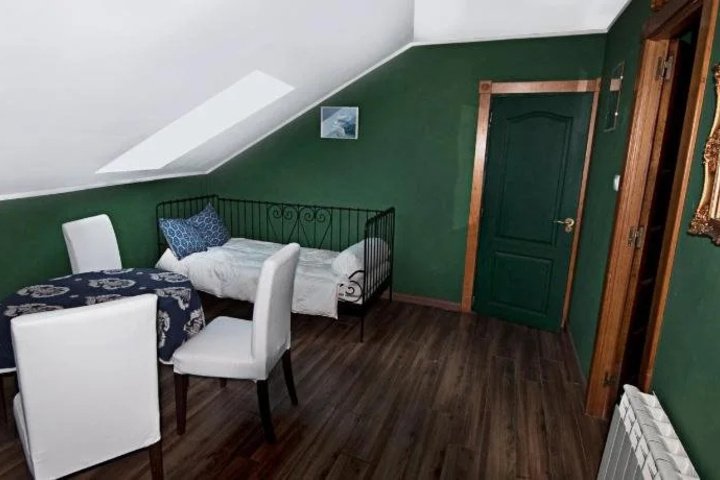 Room 4 of 12