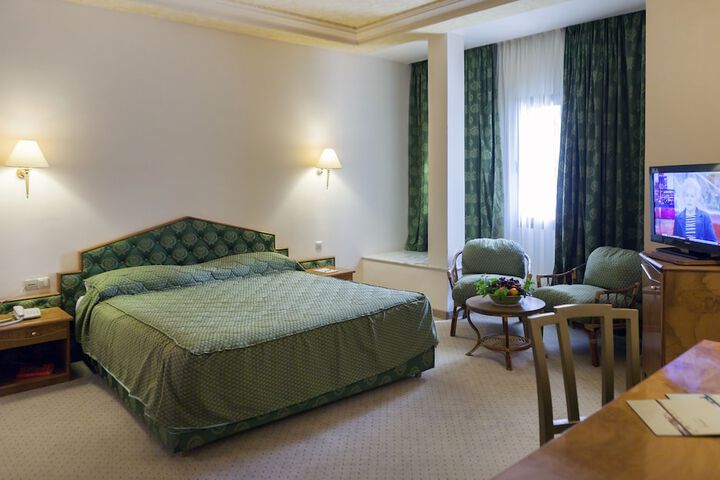 Room 14 of 48