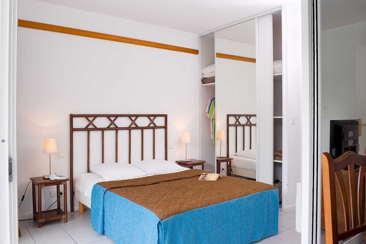 Room 2 of 28