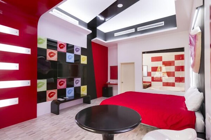 Room 8 of 30