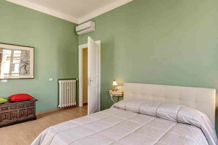 Room 2 of 10
