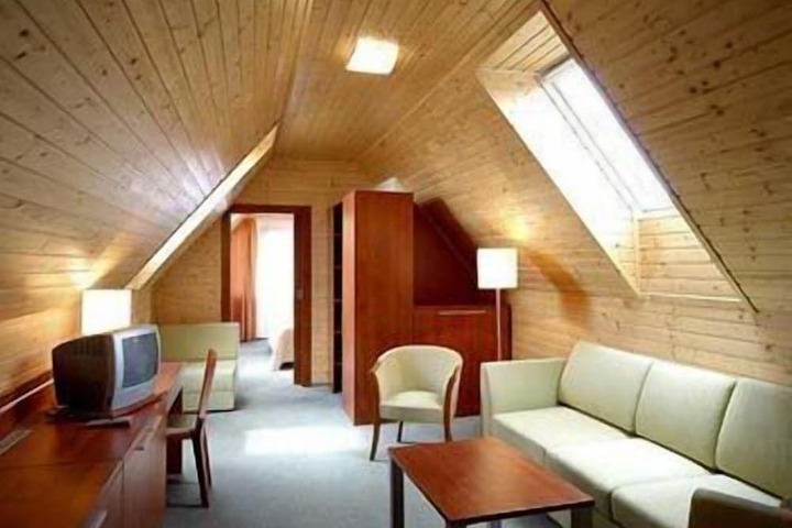 Room 6 of 30