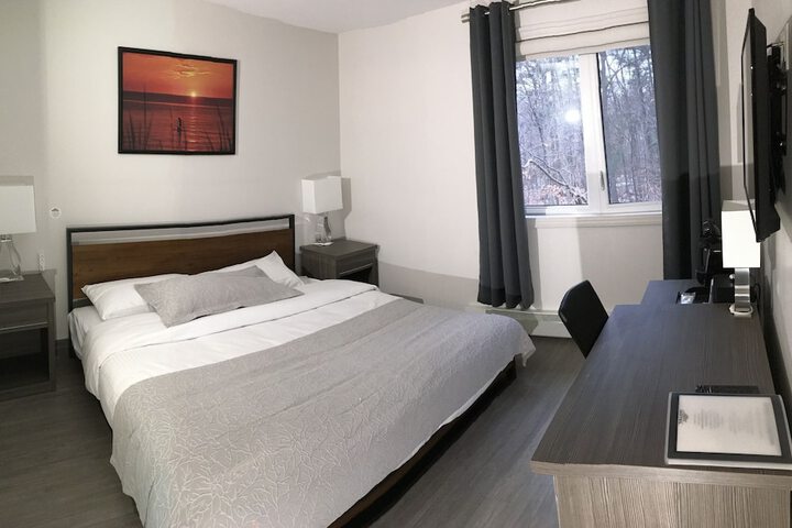 1 Queen Bed (12 of 20)