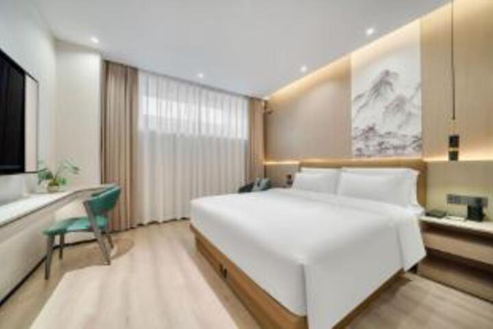 Room 8 of 10