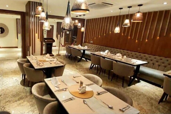 Dining 7 of 24